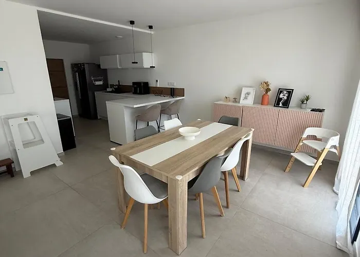 New Apartment, 3 Bedrooms, Sea View Apartamento